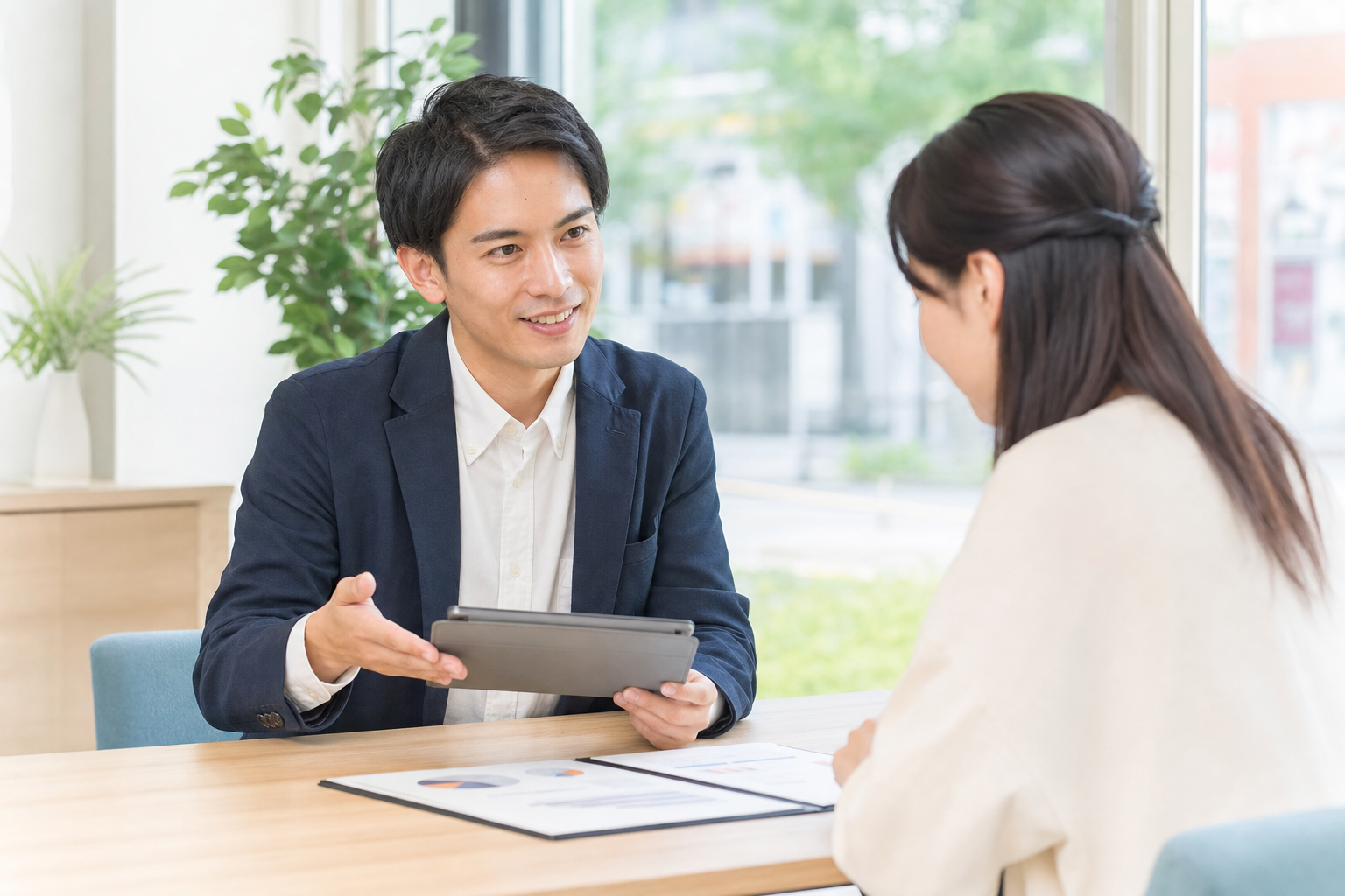 YouTube運用代行のよくある質問に答える相談シーン
