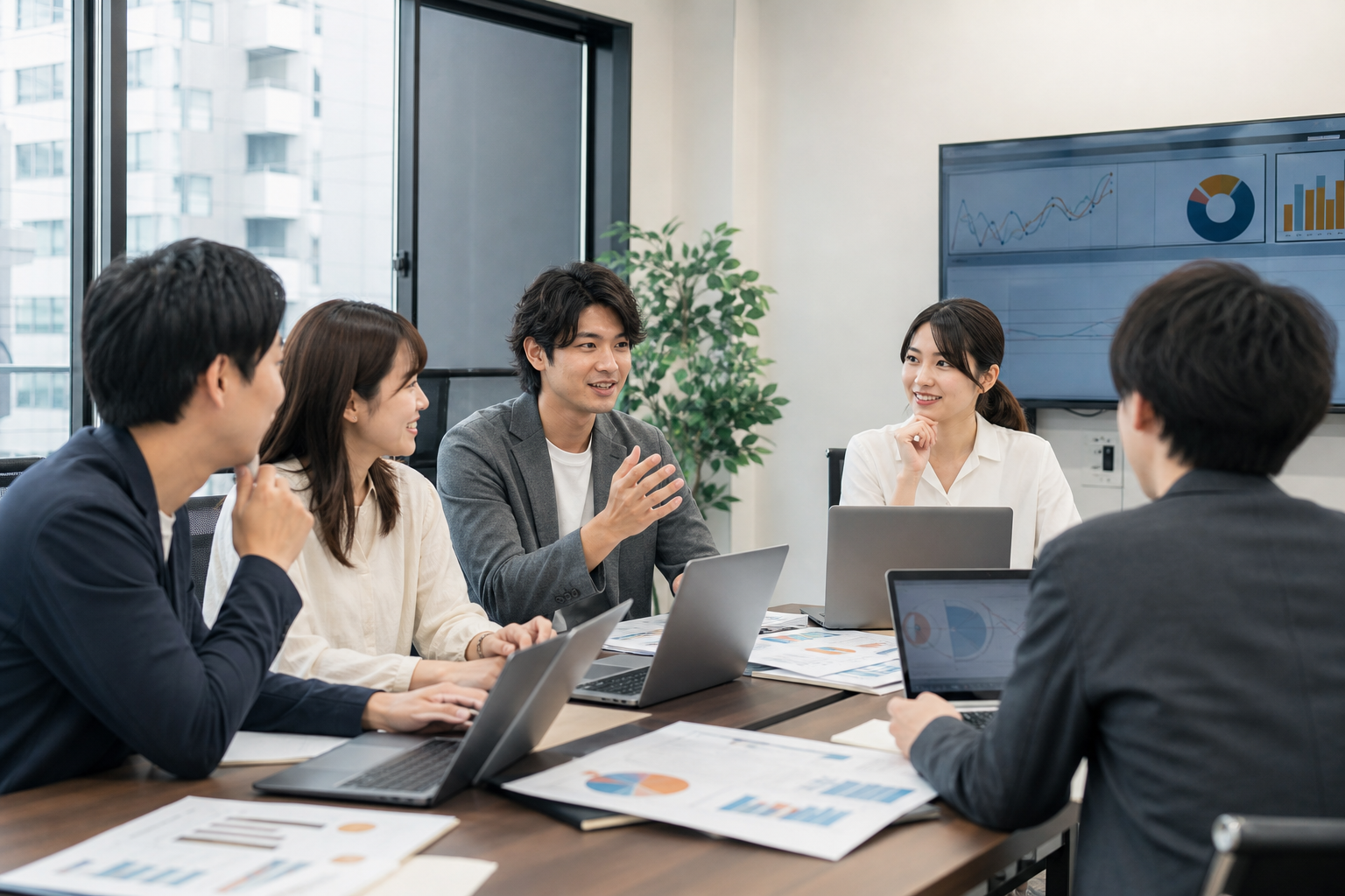 YouTube運用代行と内製化支援の違い|外注しながら社内にノウハウを残す方法のアイキャッチ画像