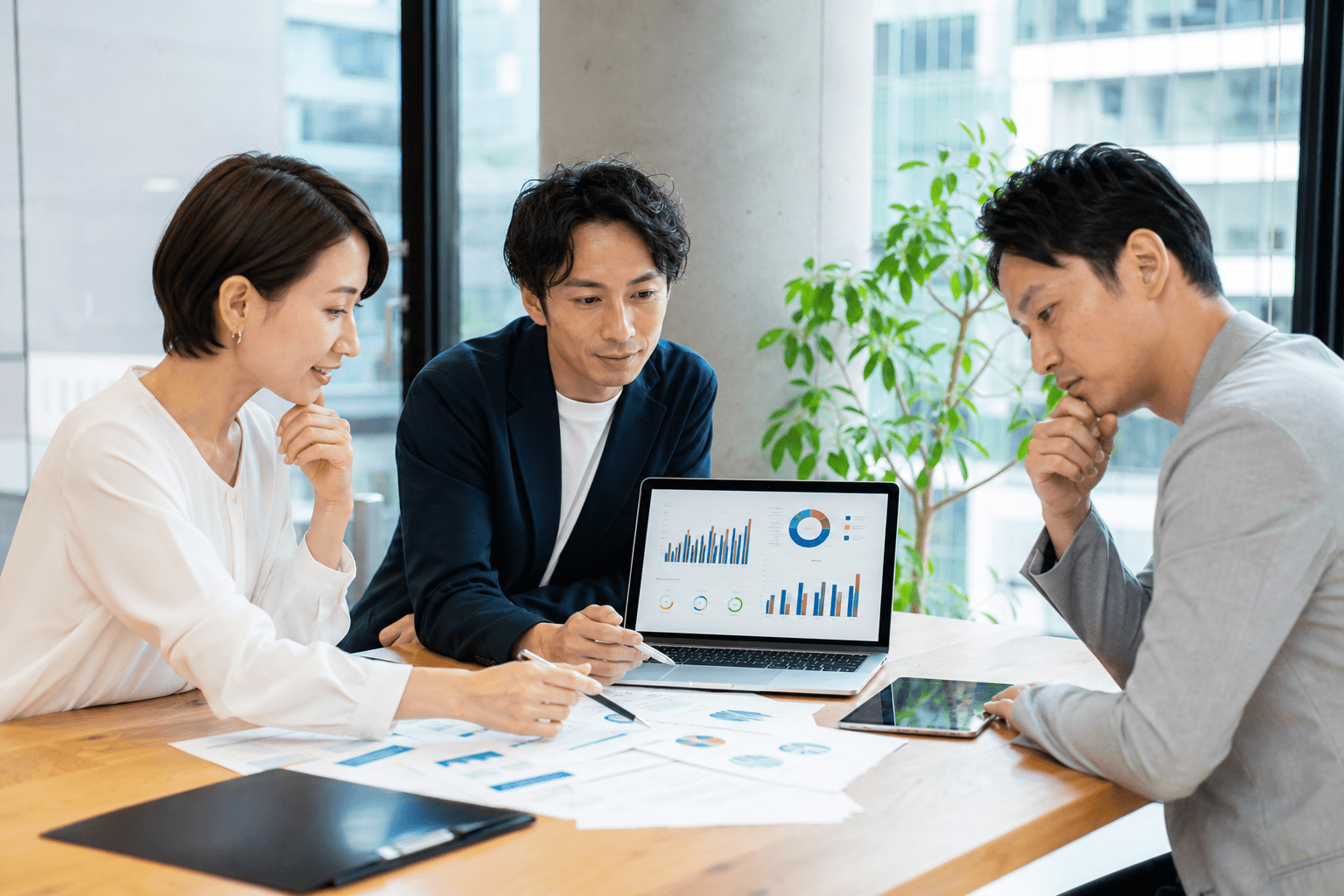 日本企業のマーケティングチームがSNS戦略を検討する様子