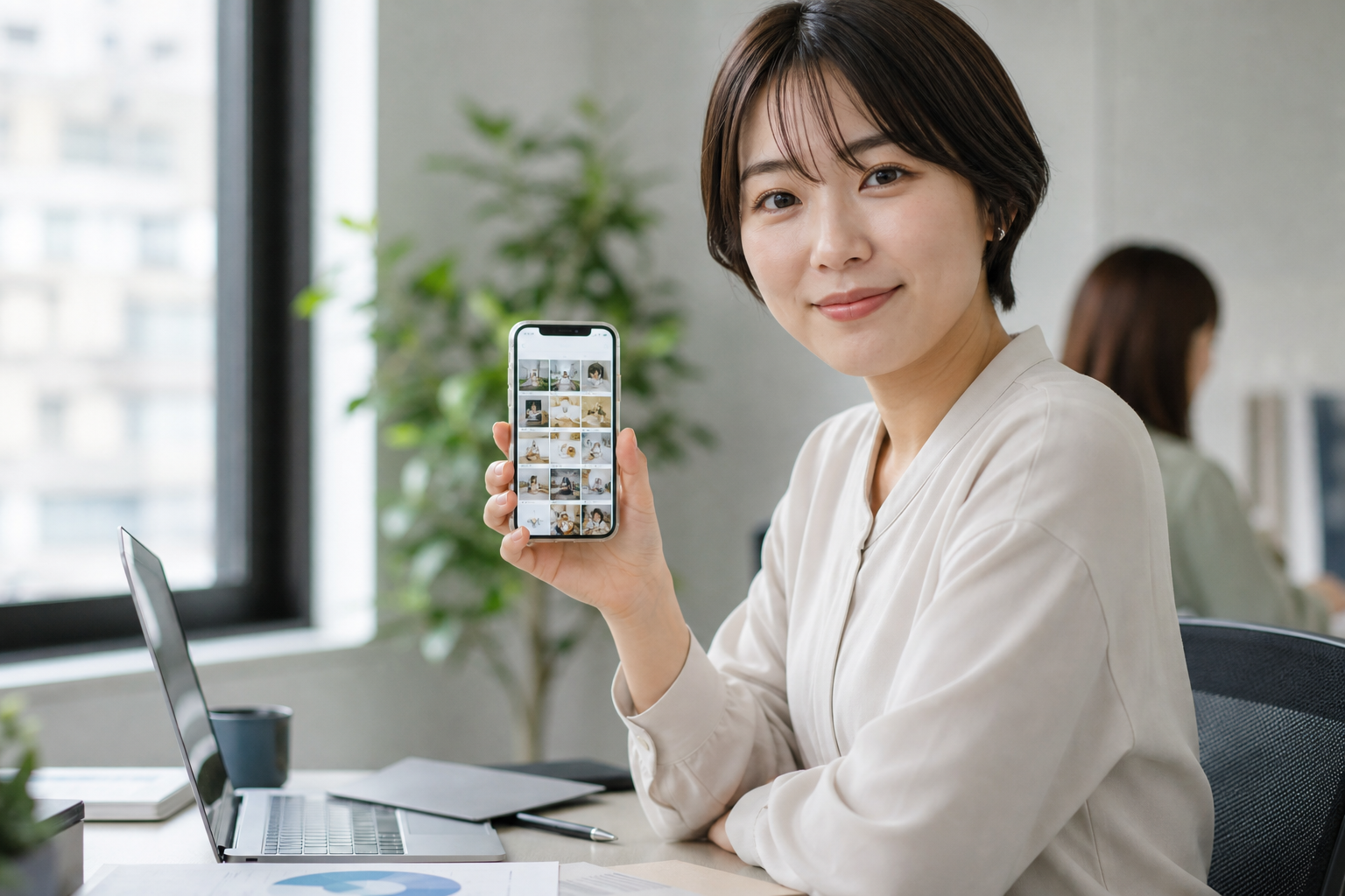 スマートフォンでInstagramのフィード投稿を確認する企業のSNS担当者