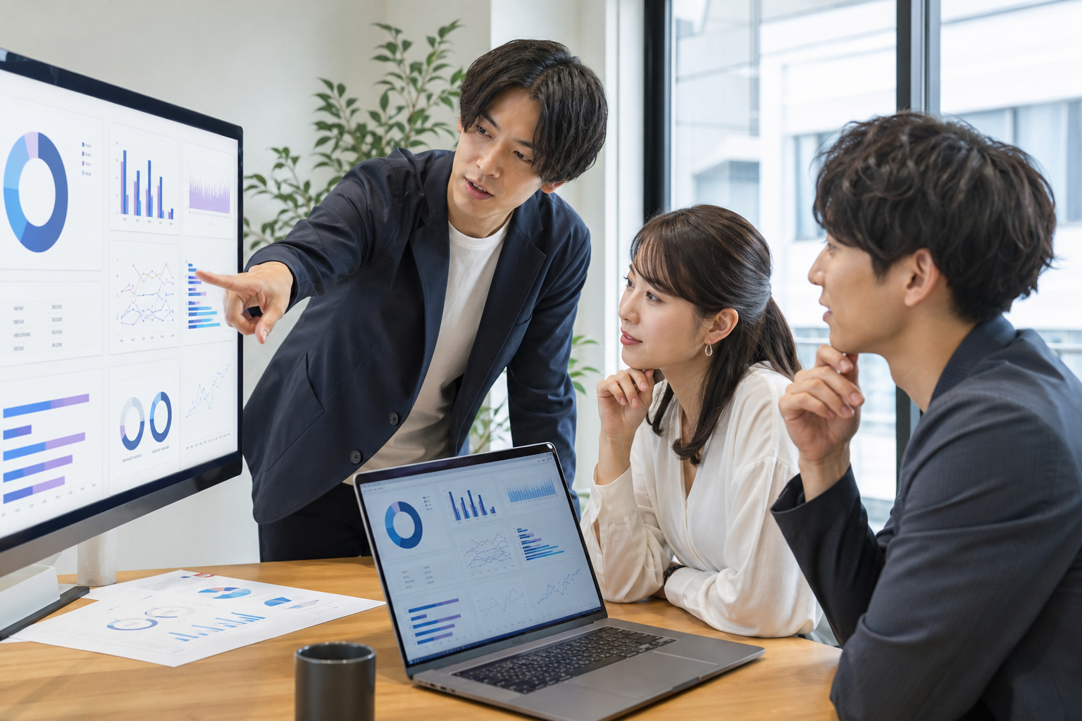 SNS分析のダッシュボードを確認する企業のマーケティングチーム