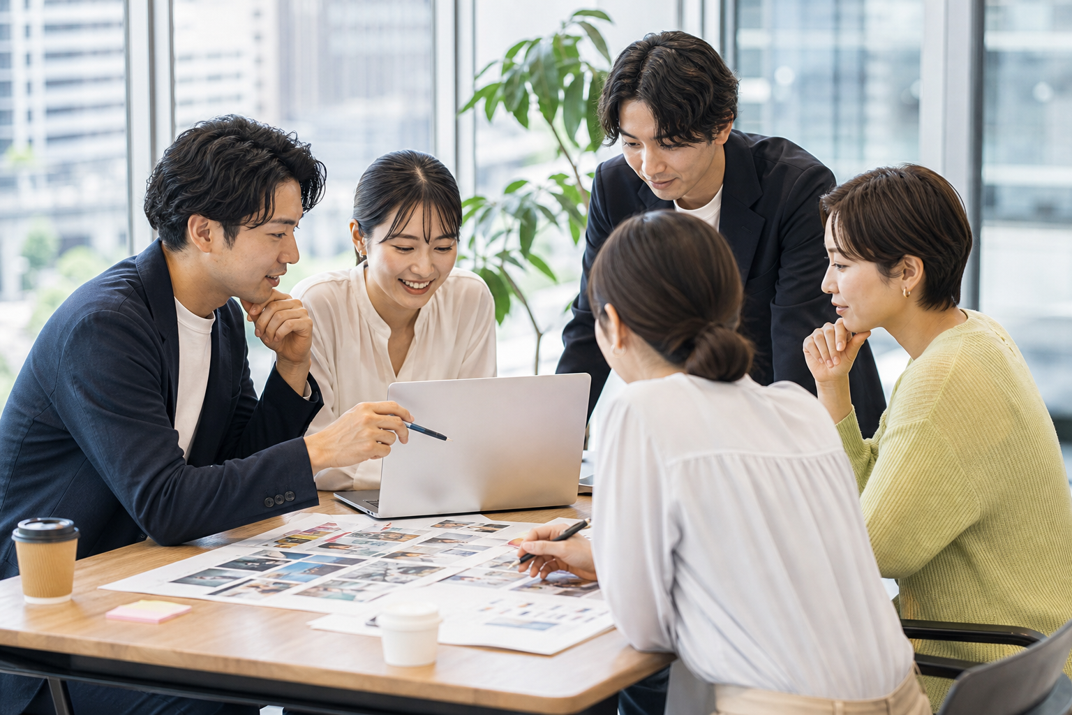 オフィスでSNSブランディング戦略を検討する企業のマーケティングチーム