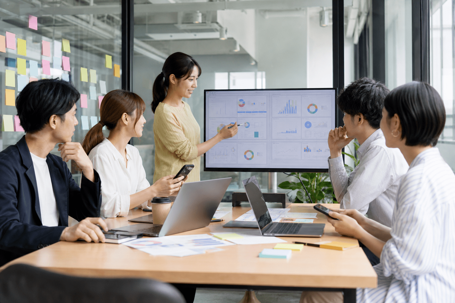 SNS運用代行の依頼先は個人と会社の2種類をイメージした画像