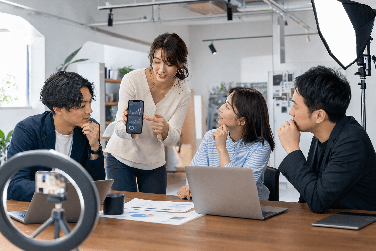 TikTok運用代行とは？依頼先は個人と会社の2つをイメージした画像