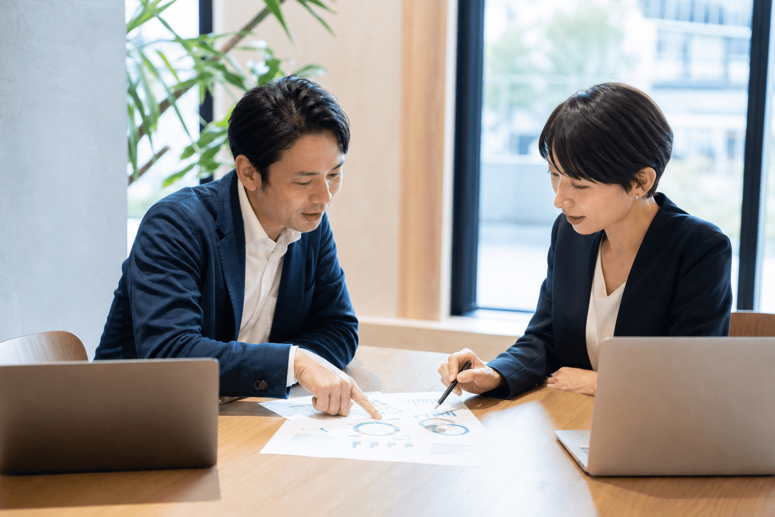 内製と外注の判断を外部パートナーと相談する日本企業の担当者
