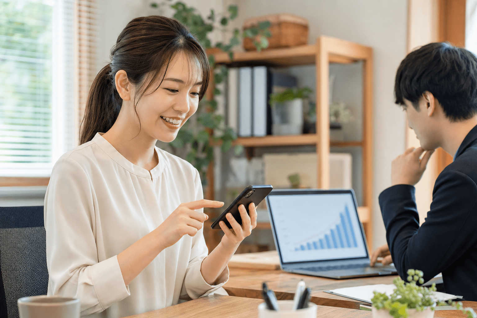 SNS運用で顧客とやり取りしながら成果を積み上げる企業担当者の様子
