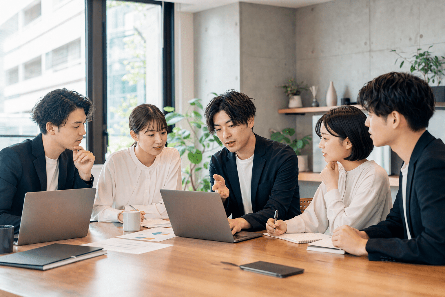 個人と会社の費用相場を比較をイメージした画像