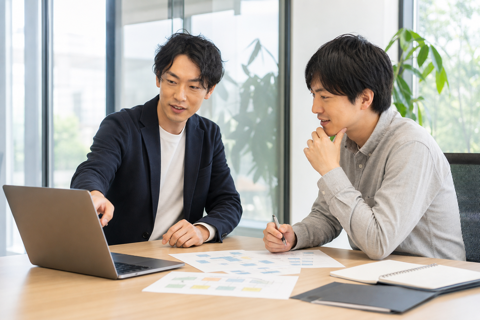 会議室でSNSからの導線設計を話し合う企業の担当者たち