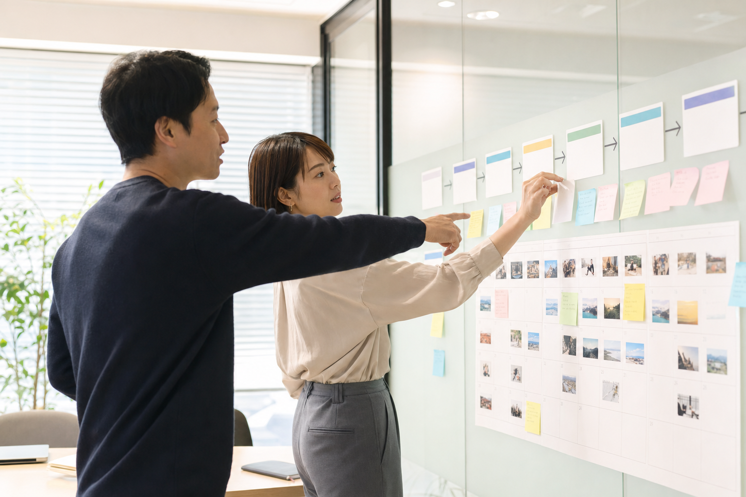 ホワイトボードでSNSコンテンツ制作フローを整理する担当者