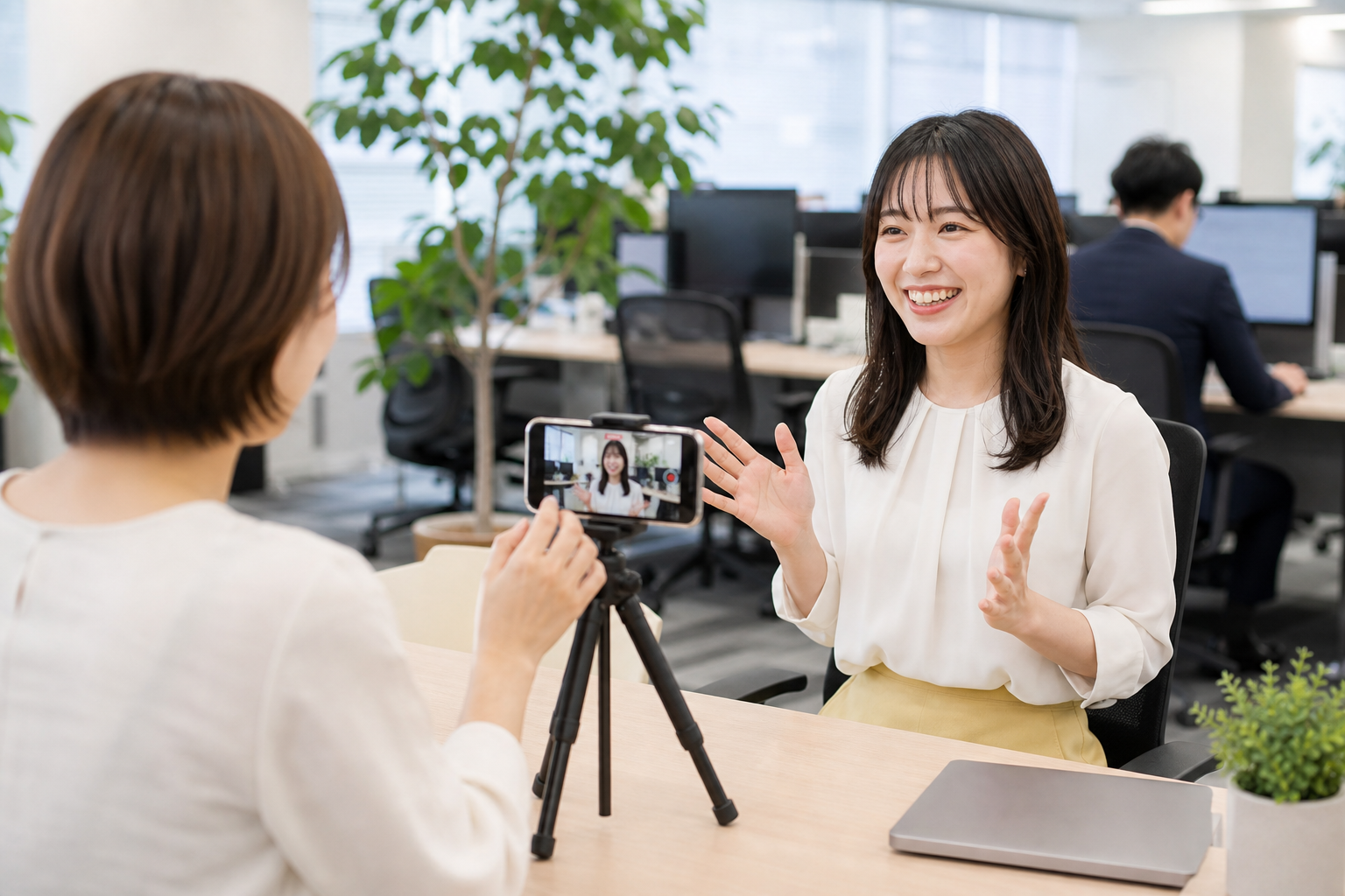 スマートフォンで社員を撮影し発信コンテンツを制作するオフィスの舞台裏