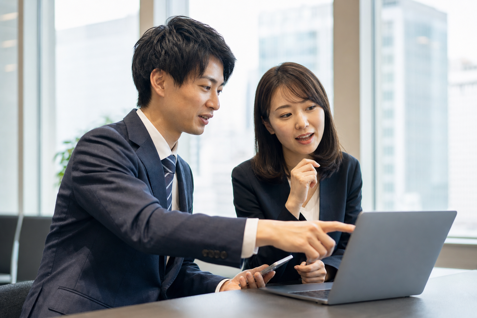 問い合わせにつなげる投稿導線を相談する2人のビジネス担当者