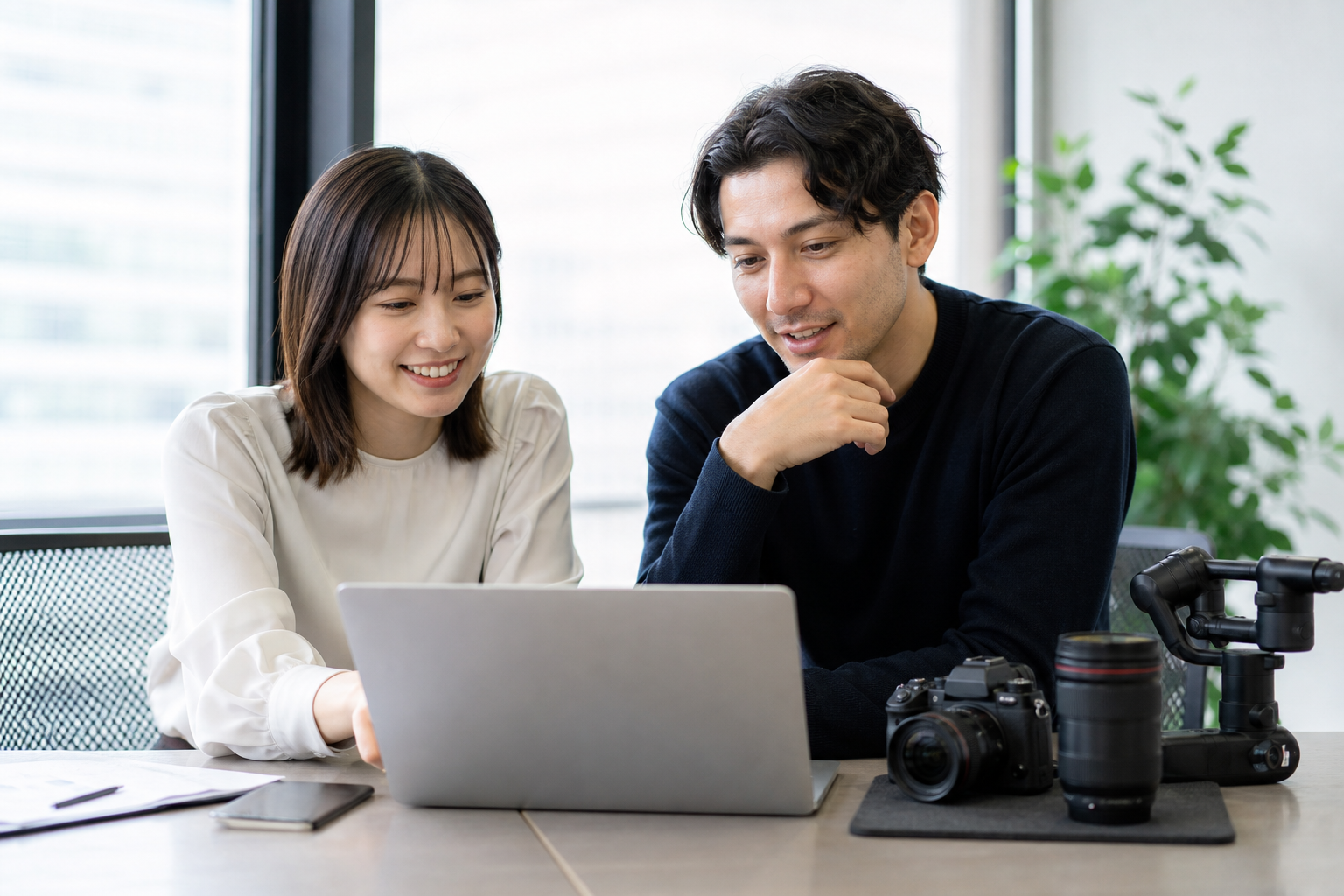 SNS運用を社内と外部で分担するハイブリッド体制をイメージした画像