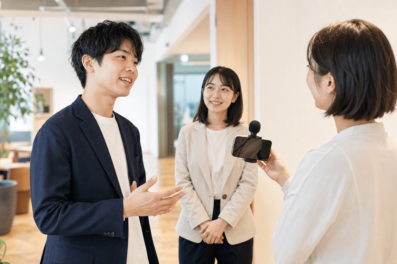 業種や目的に応じて社員インタビューなどをSNSで発信する企業の様子