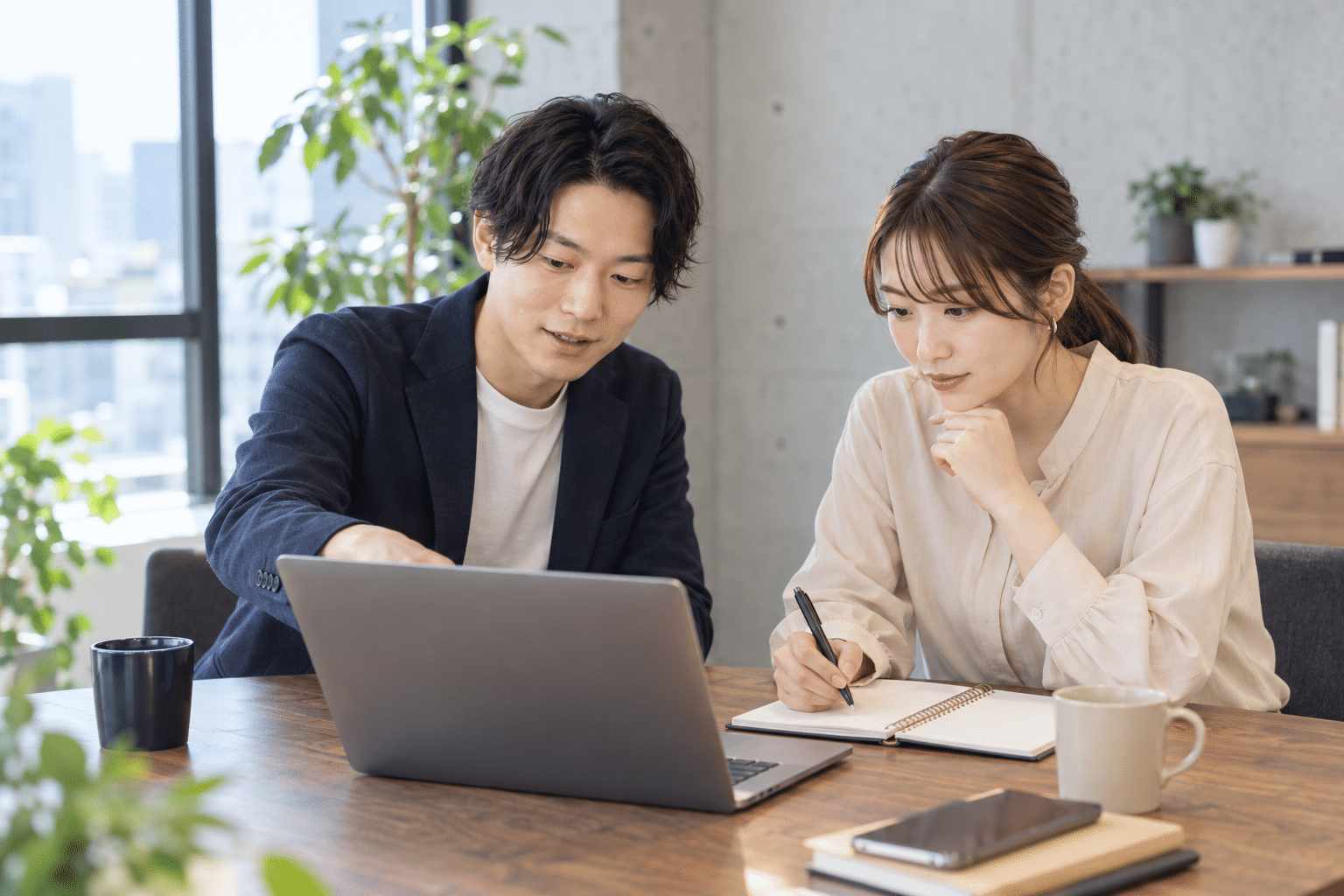 日本人の男女2人がノートPCの前で問題を調べる