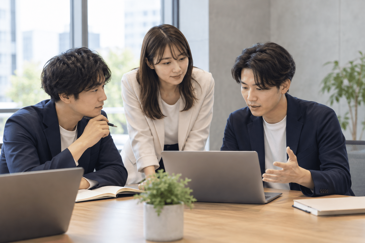 日本人の男女3人のミーティング