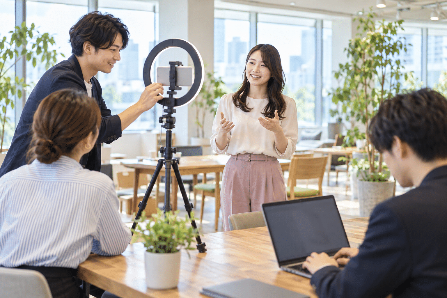 研修中にスマートフォンで動画を撮影し、ノートPCで編集する様子