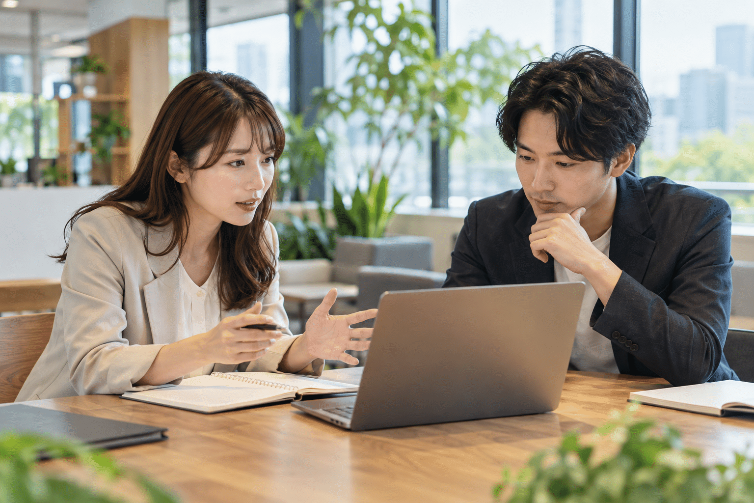 日本人の男女2人が社内の体制について相談する