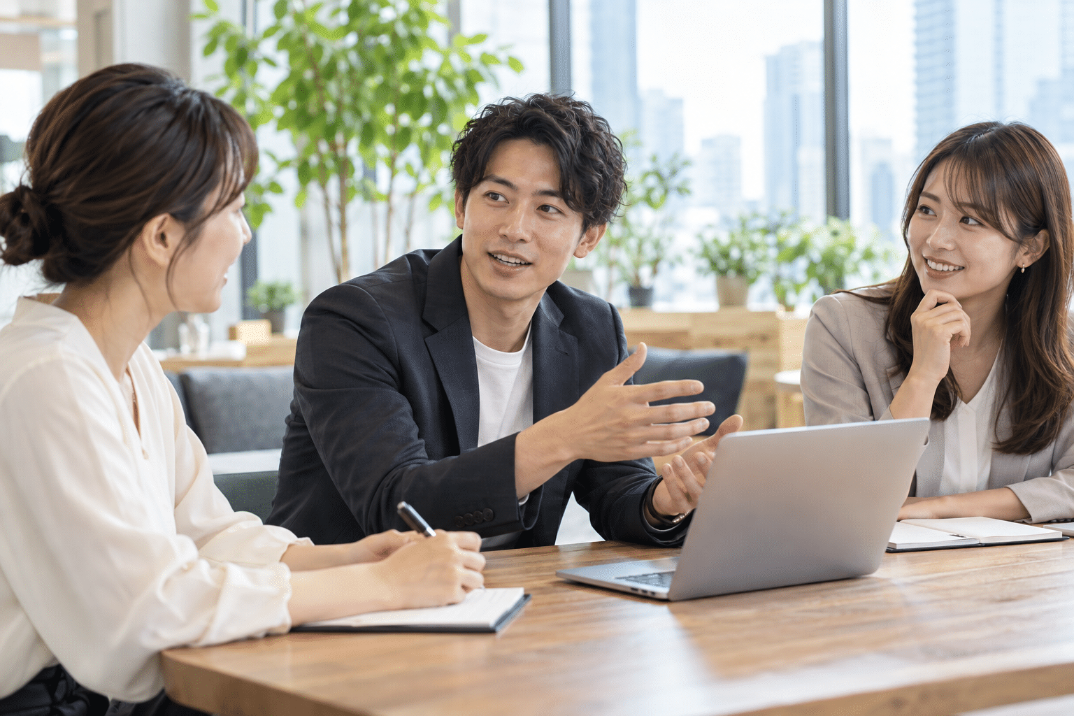 日本人の男女3人の質疑ミーティング